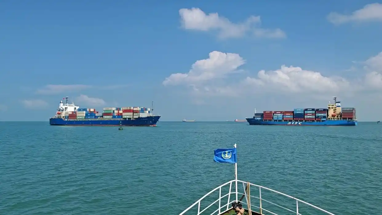 洋浦港实现万吨级船舶双向通航，，，，，，货物周转效率显著提升